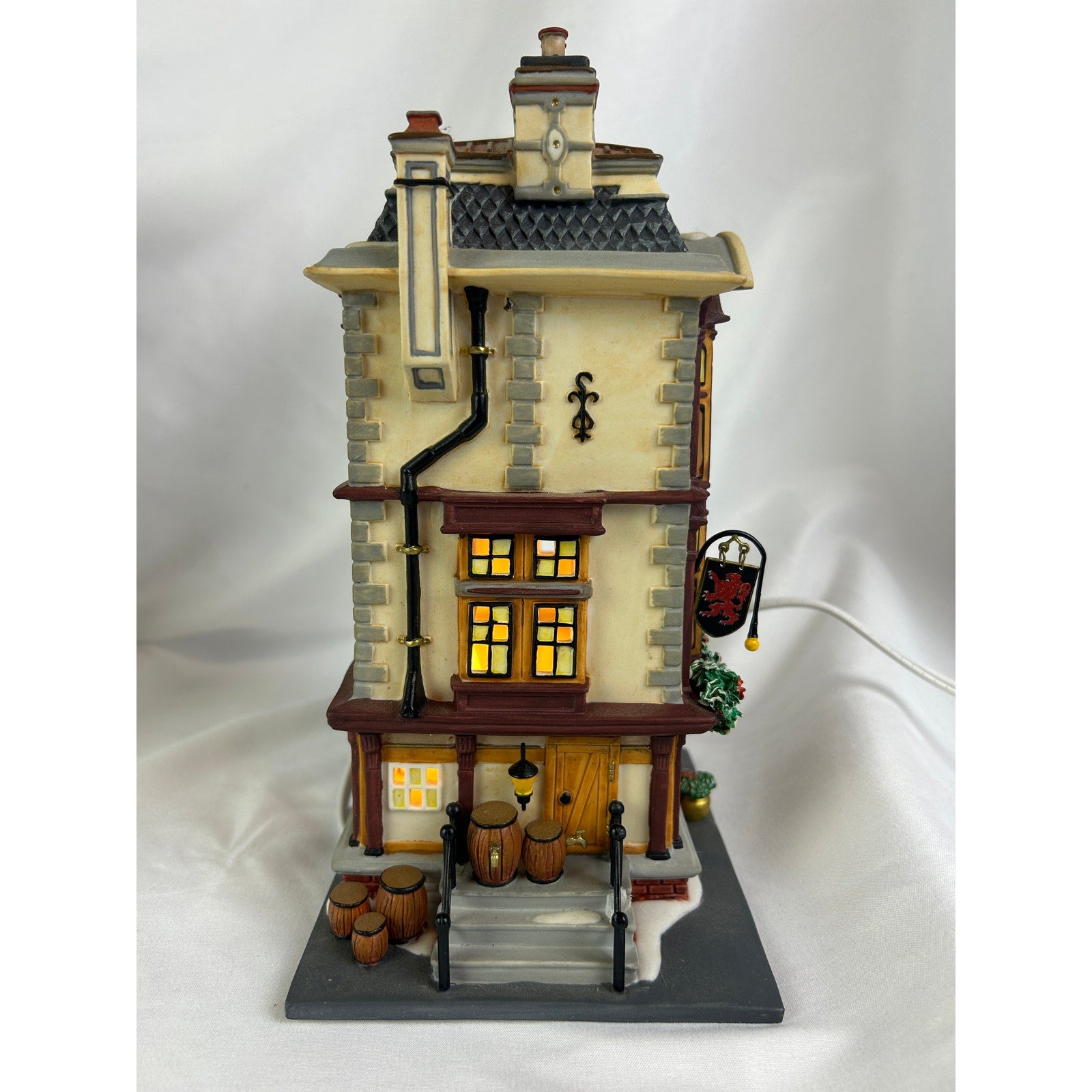 Department 56 Red Lion Pub Dickens Village 2004 Special Edition