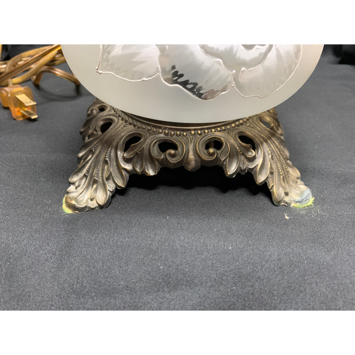 Vintage 1972 E.K. 5040 GWTW 3-Way Frosted Rose Glass Hurricane Parlor Lamp