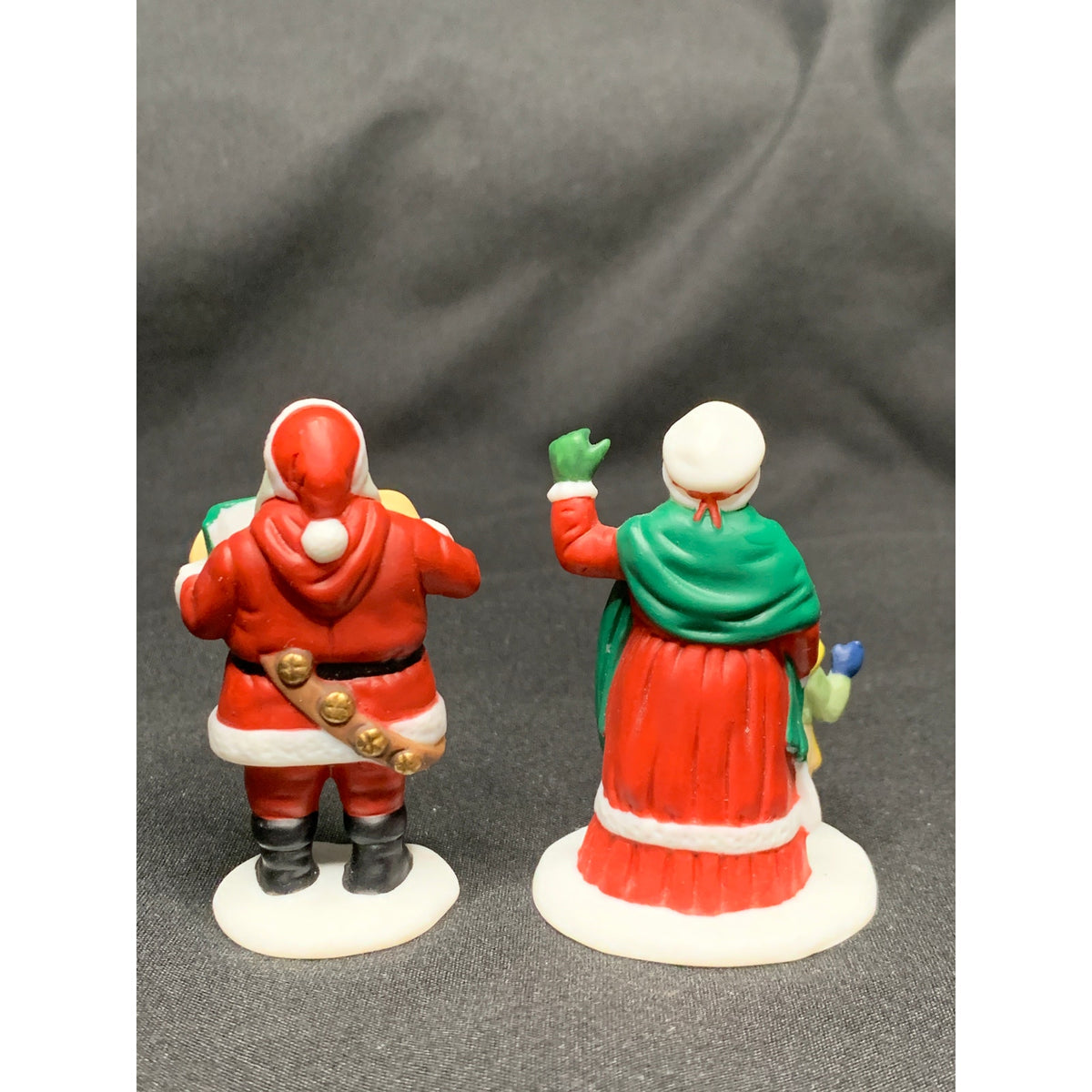Dept 56 Santa & Mrs Claus 56090 North Pole Series Set of 2 Retired Village
