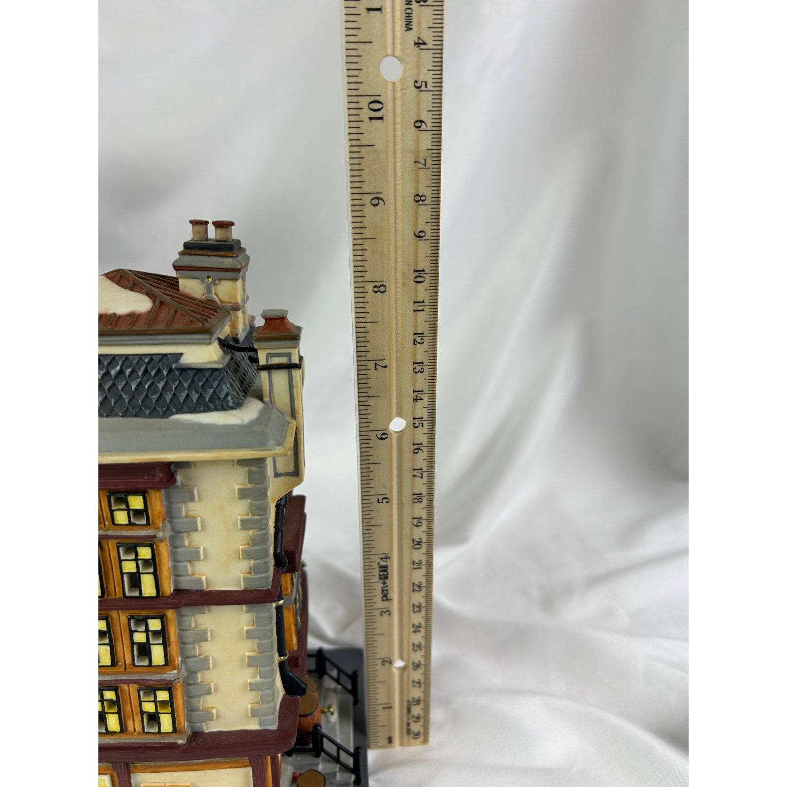 Department 56 Red Lion Pub Dickens Village 2004 Special Edition