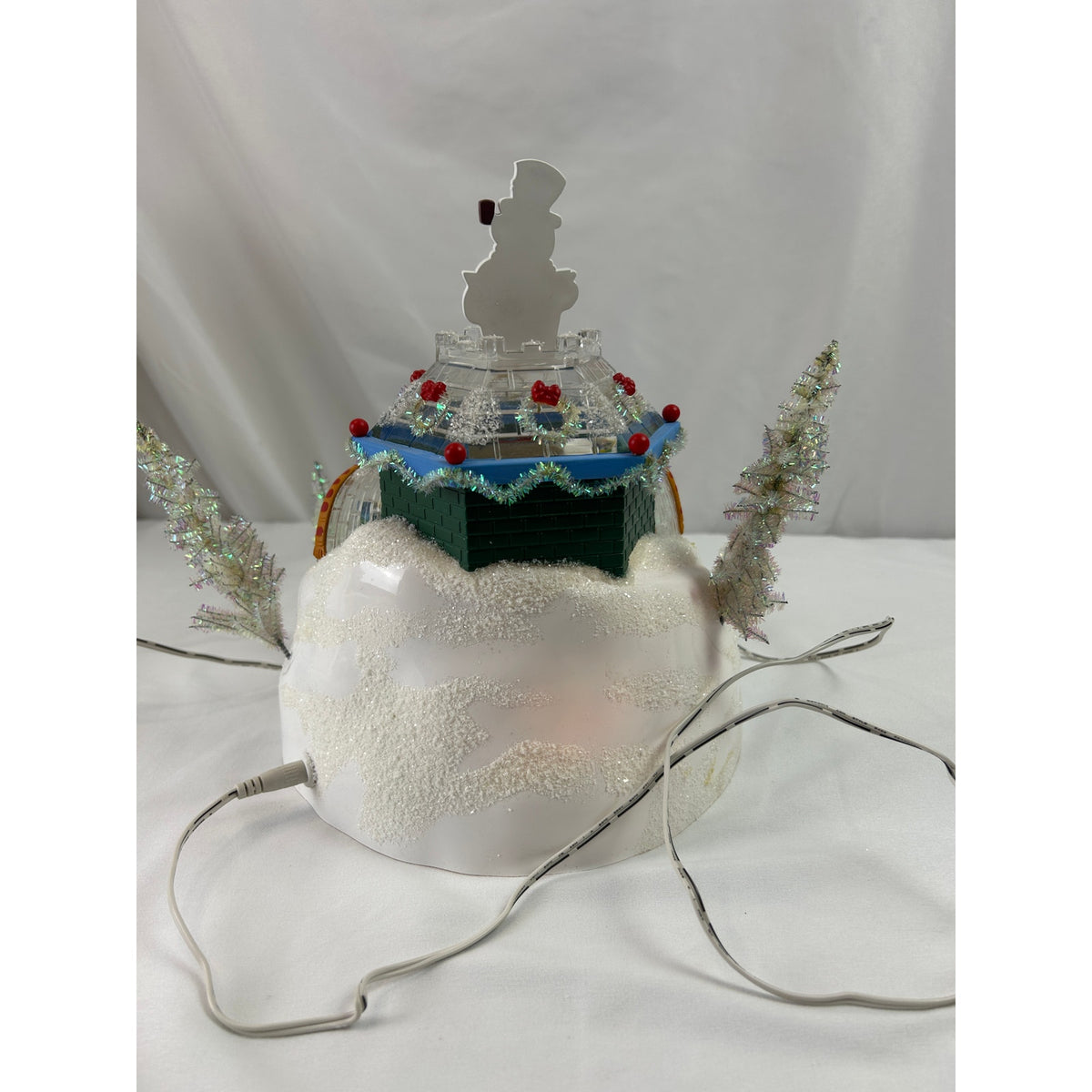 Dept 56 Frosty's Sleds N Saucers 56449 North Pole Animated Lighted 2005 Working