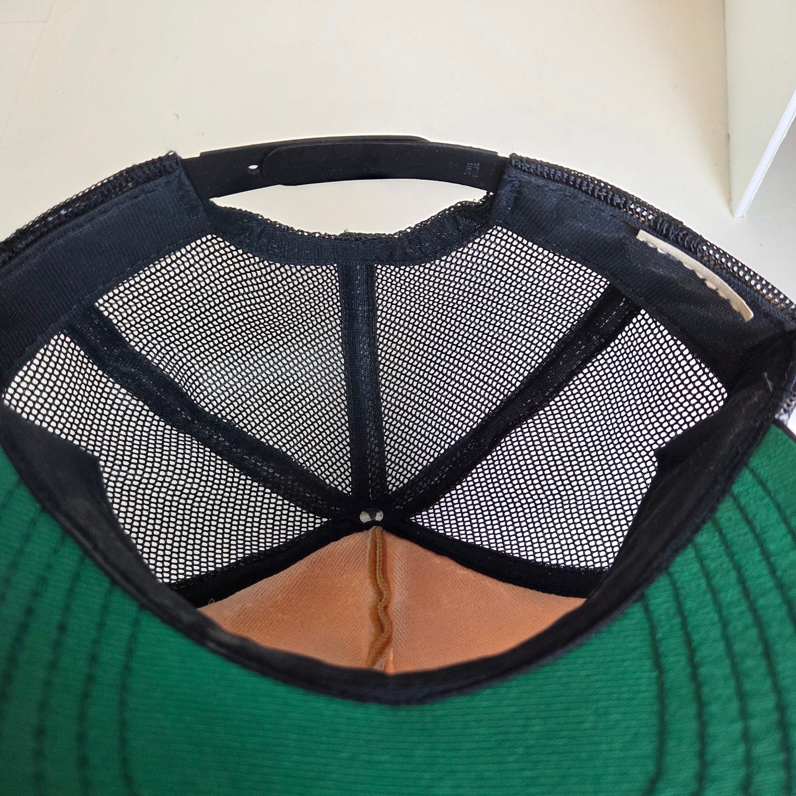 Vintage Chevrolet Bowtie Logo Trucker Hat Snapback Black Cream Mesh Foam Rot