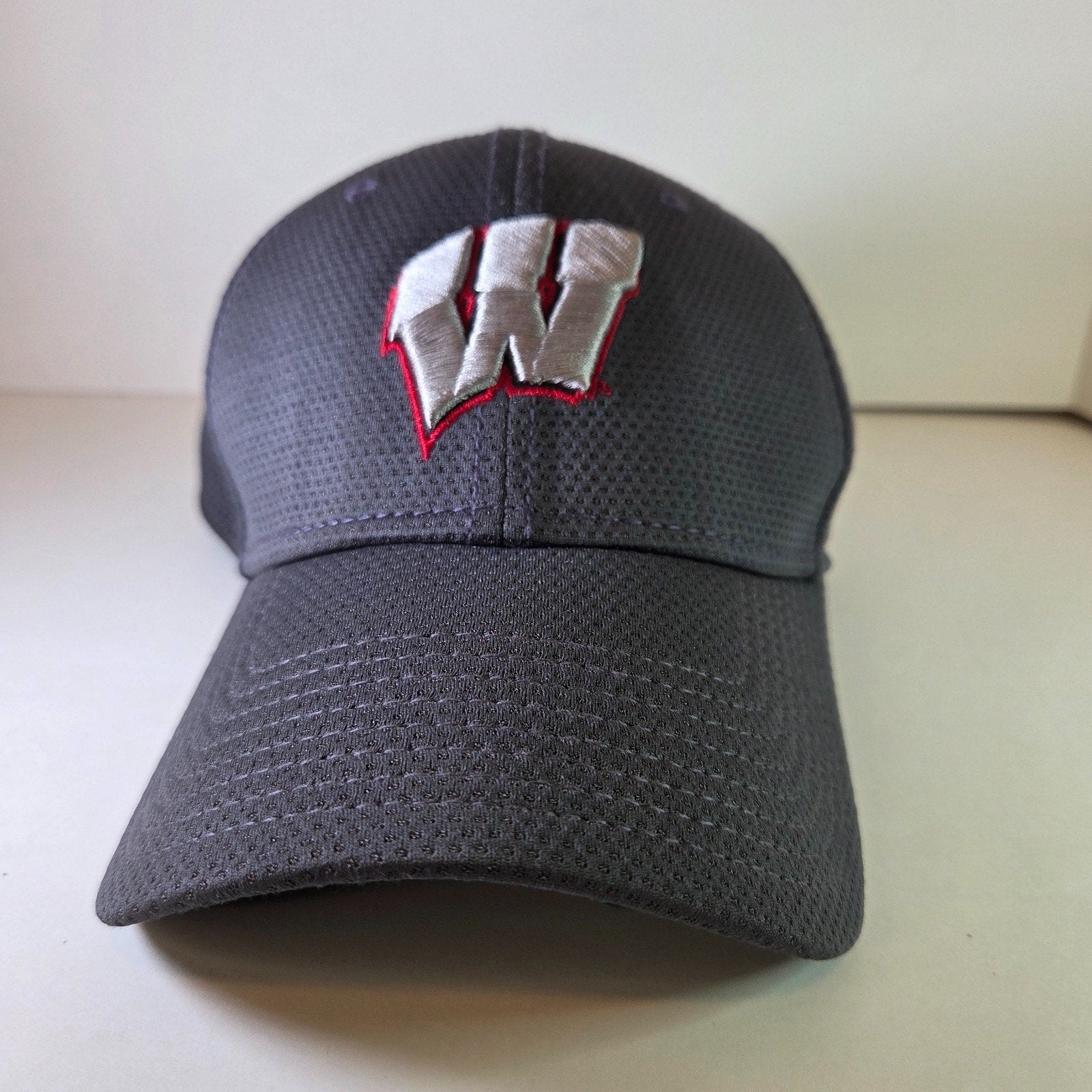 Wisconsin Badgers New Era 39THIRTY Fitted Hat Gray Mesh Size S/M Stretch Fit
