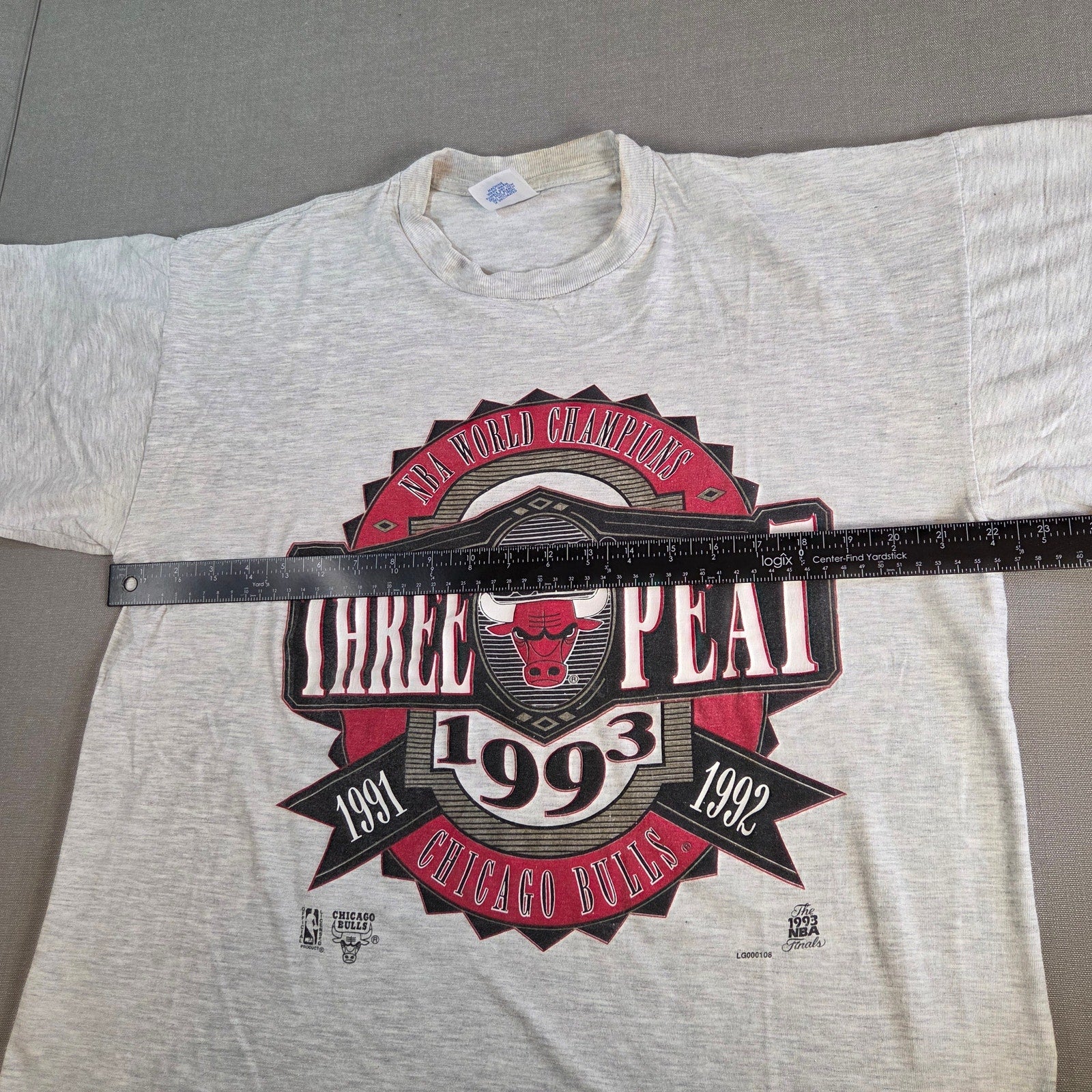 Vintage 1993 Chicago Bulls Three Peat Tee XL Logo 7 Light Grey
