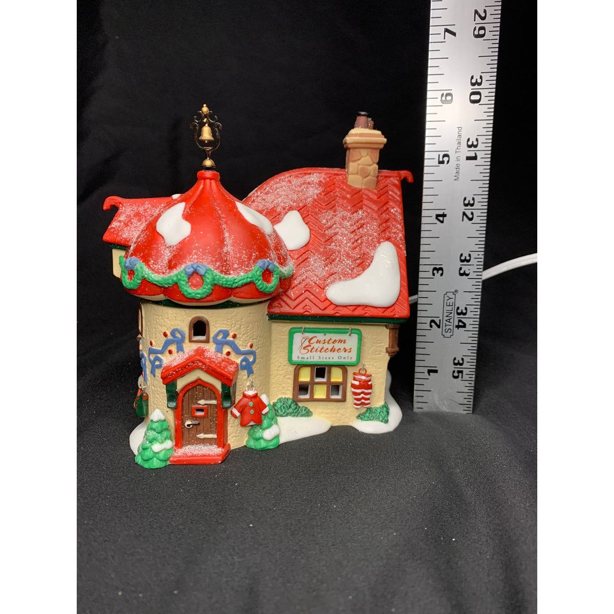 Dept 56 Custom Stitchers 56400 North Pole Elf Land Lighted Building 1998 Box