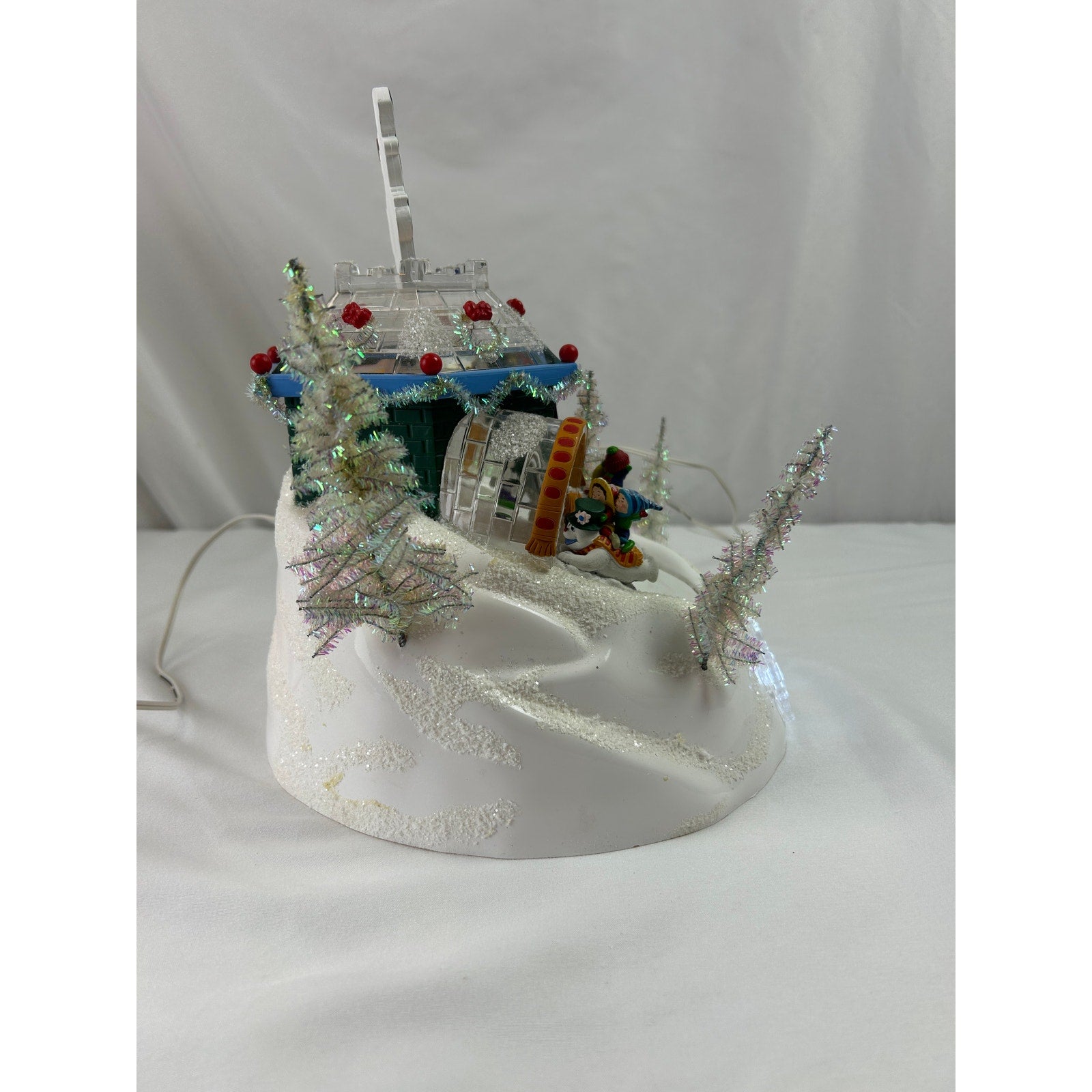 Dept 56 Frosty's Sleds N Saucers 56449 North Pole Animated Lighted 2005 Working